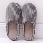 Chinelos de casa quentes de outono e inverno para casais, macios e antiderrapantes. Conforto e segurança para seus pés em casa. — foto 11