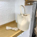 Fashionabele dameshandtas met één schouder, eenvoudig design. Perfect voor dagelijks gebruik, combineert stijl en functionaliteit. Een must-have accessoire. — foto 4