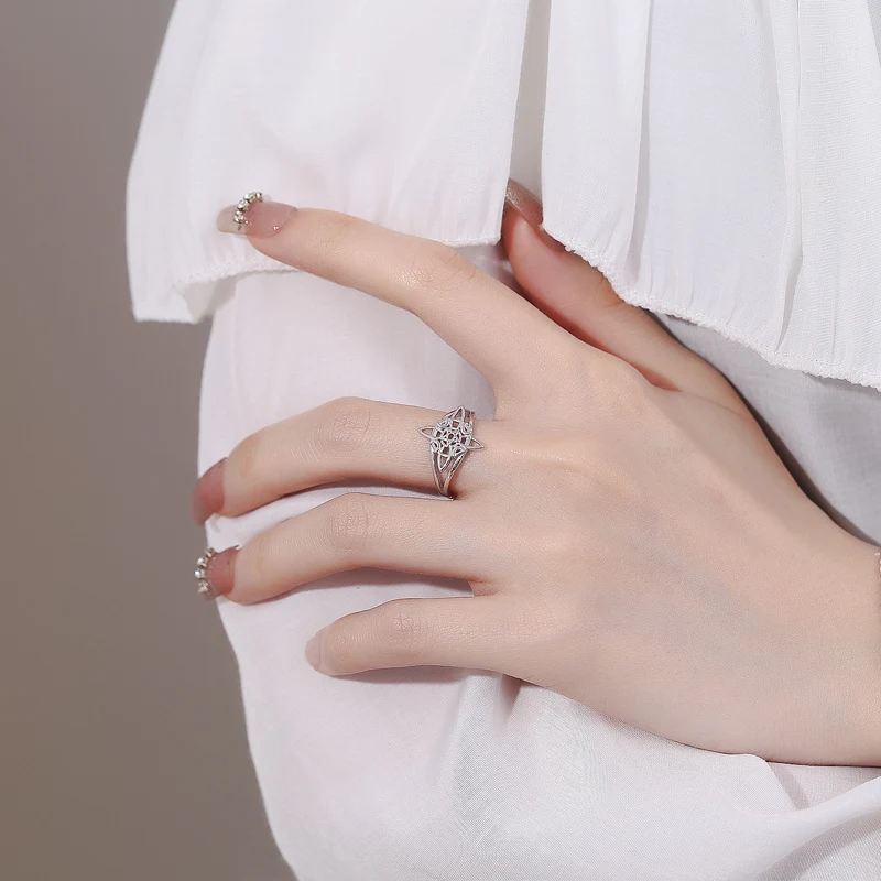 Anel de asterismo oco em prata esterlina para mulheres, um acessório elegante e moderno. Ideal para um visual sofisticado e com estilo único. — foto 2