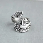 Anel de moda retro Azalea para homens e mulheres Um acessório vintage estiloso para um visual único e sofisticado. Ideal para complementar seu estilo com elegância. — foto 3