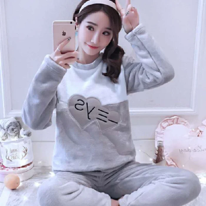 Pijama de terciopelo de coral en invierno — foto 18