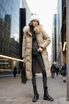 Cappotto in cotone slim fit sotto il ginocchio, ampio colletto in pelliccia, giacca imbottita spessa per un inverno caldo e alla moda. — foto 8