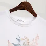 Blusa camiseta manga curta com bordado de flores — foto 4