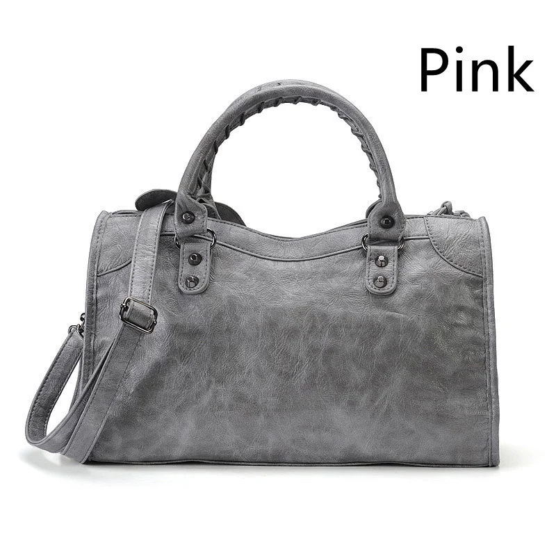 Bolsa feminina transversal de um ombro com tachas, vintage e franjas. Leve seus pertences com estilo e destaque, perfeita para qualquer ocasião. — foto 5