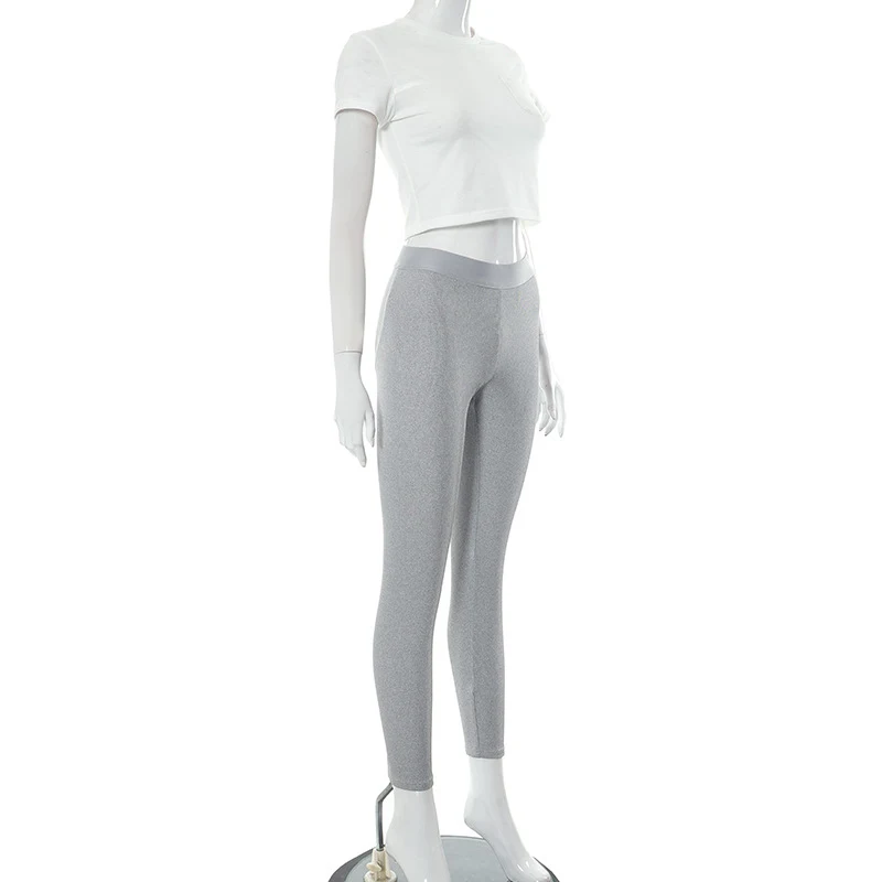 Conjunto duas peças top cropped manga curta e calças casuais, perfeito para um visual moderno e confortável. Ideal para o dia a dia. — foto 1