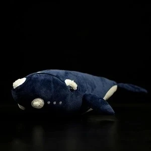 Boneca fofa de baleia franca austral preta. Um brinquedo de pelúcia macio e abraçável, perfeito para crianças e para decoração. — foto 7