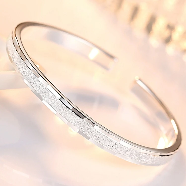 Pulseira feminina em prata de lei 999, simples e elegante. Um acessório perfeito para mulheres que apreciam beleza e sofisticação em joias. — foto 6