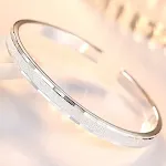 Pulseira feminina em prata de lei 999, simples e elegante. Um acessório perfeito para mulheres que apreciam beleza e sofisticação em joias. — foto 6