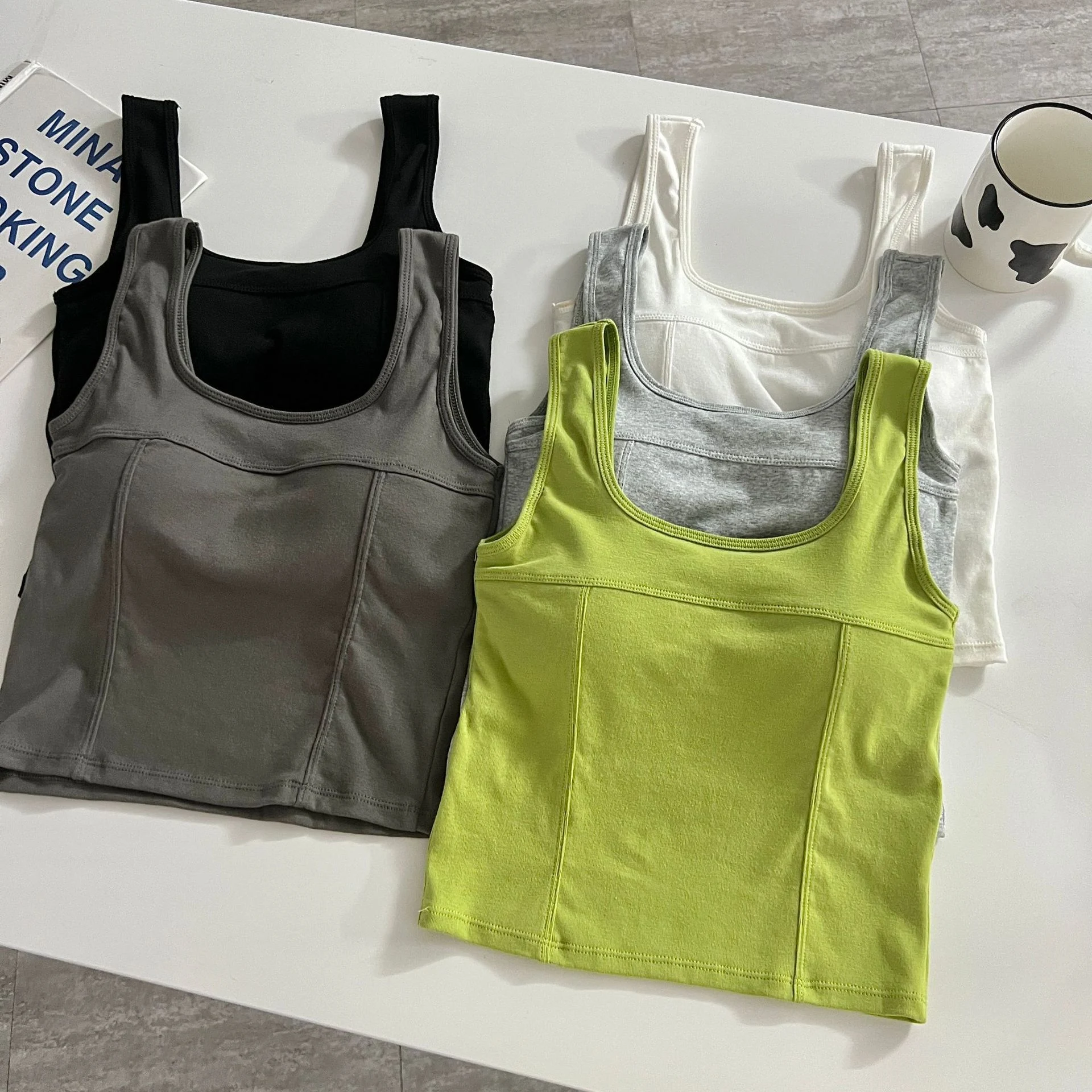 Canotta sportiva da donna traspirante e confortevole. Perfetta per allenamento e attività fisica. Massima libertà di movimento e benessere. — foto 43