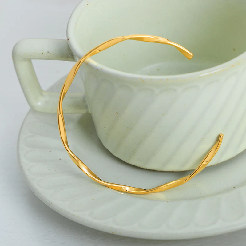 Pulseira Mobius Dourada em Aço Titânio, Design Francês Especial. Simplicidade sofisticada e elegância para realçar seu estilo. — foto 5