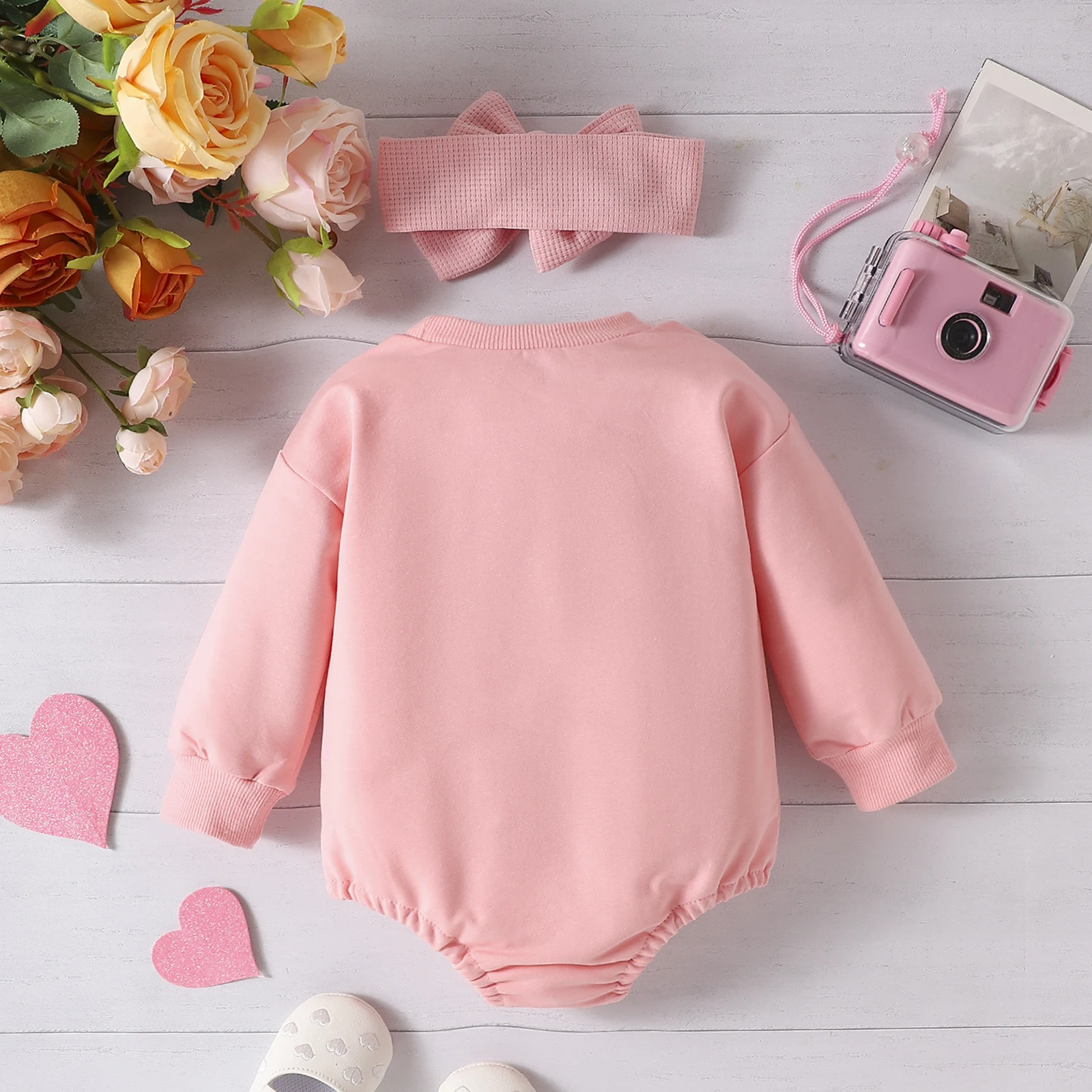 Baby Valentijnsdag roze letter jumpsuit romper. Schattig en comfortabel, perfect voor de eerste Valentijnsdag. Een liefdevolle outfit. — foto 3