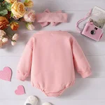 Baby Valentijnsdag roze letter jumpsuit romper. Schattig en comfortabel, perfect voor de eerste Valentijnsdag. Een liefdevolle outfit. — foto 3