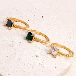 Anel feminino com zircônia quadrada e detalhe torcido Adicione elegância e sofisticação ao seu visual Joia versátil para qualquer ocasião — foto 7