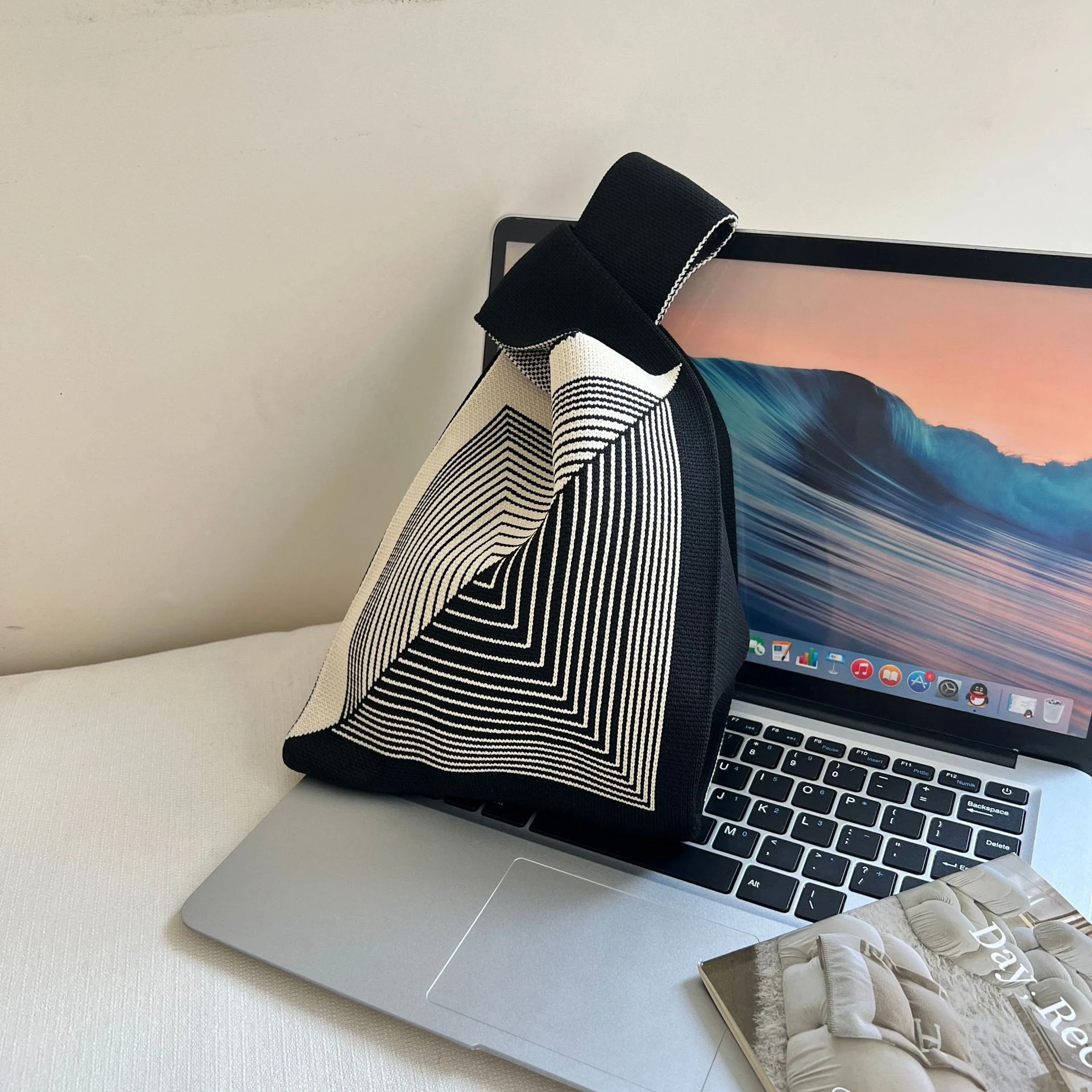 Nova Bolsa de Ombro Feminina em Tricô de Lã Dupla Cor, ideal para uso diário, confortável e elegante. Perfeita para looks modernos e charmosos. — foto 6