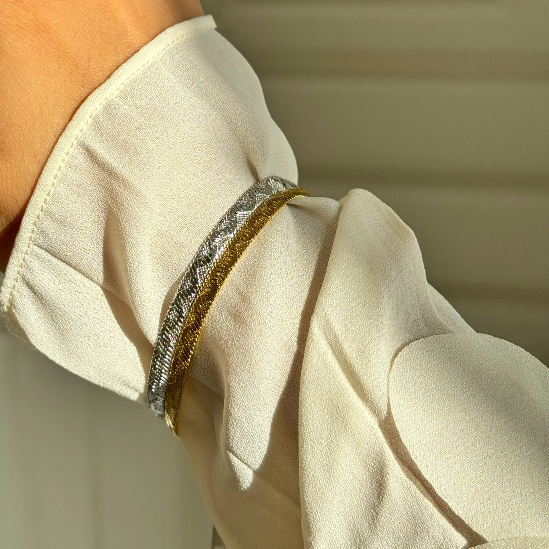 Conjunto de Pulseiras Douradas e Prateadas com Padrão em Relevo, Elegância e Sofisticação para Seu Pulso, Ideal para Looks Memoráveis. — foto 9