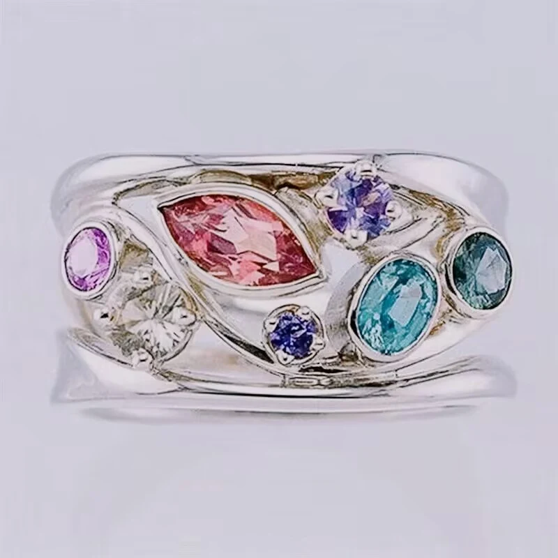 Anel com diamante e ornamento de linha ondulada, um adorno elegante para realçar seu estilo. Ideal para sofisticação e beleza em qualquer ocasião. — foto 10