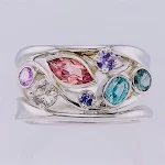 Anel com diamante e ornamento de linha ondulada, um adorno elegante para realçar seu estilo. Ideal para sofisticação e beleza em qualquer ocasião. — foto 10