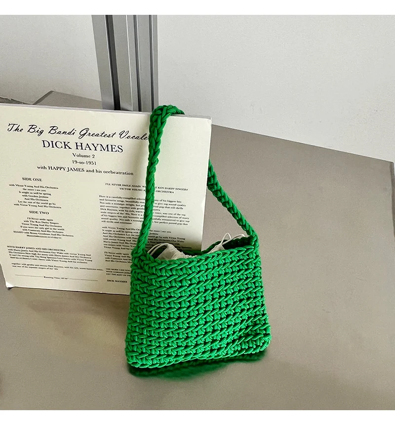 Handgeweven schoudertas voor vakantie en strand. Lichtgewicht, ruim en perfect om je essentials met stijl en comfort mee te nemen. — foto 8