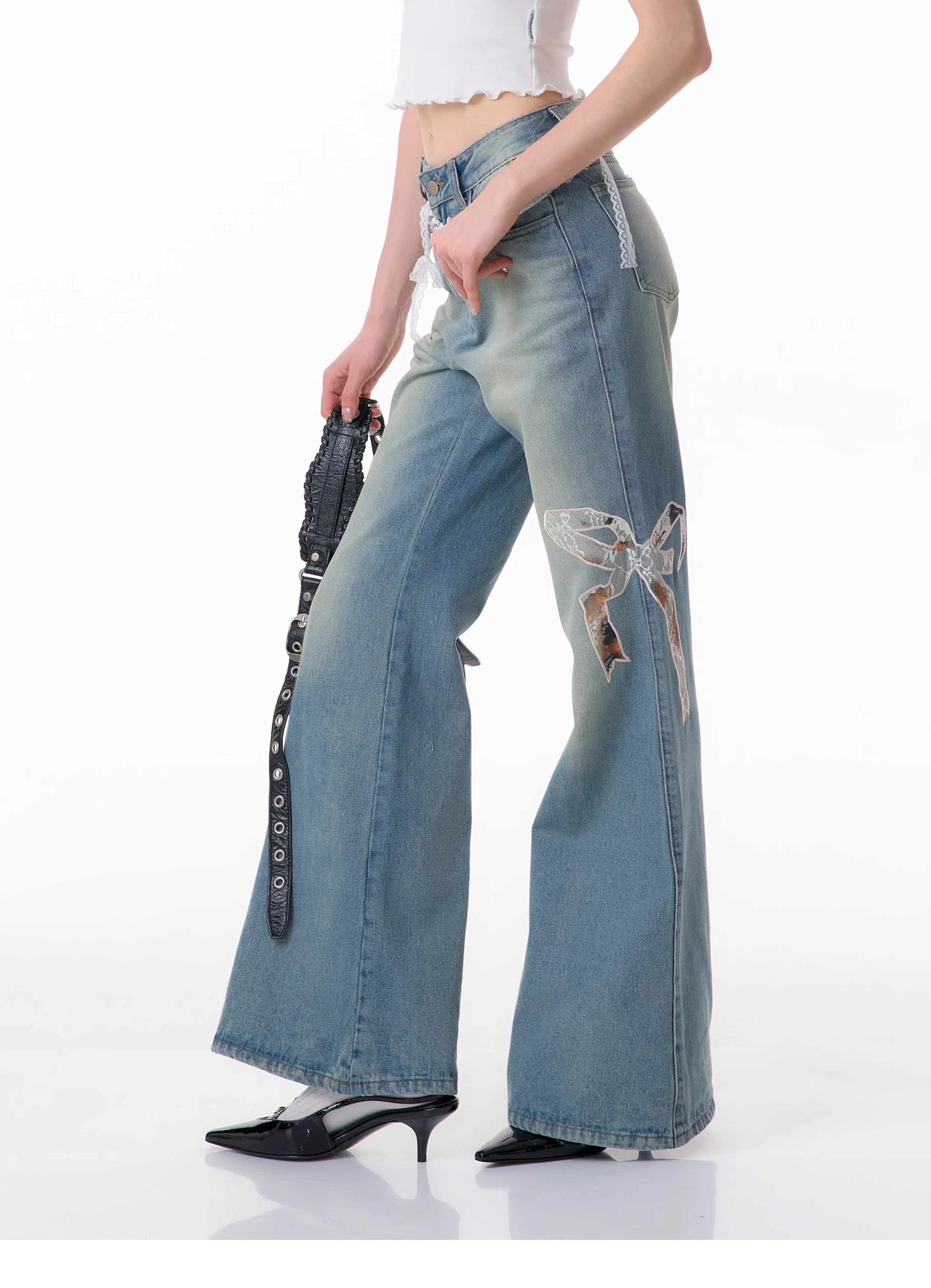 Calça jeans reta de cintura alta com laço e patch, perna larga. Conforto e estilo para um visual moderno e elegante. Compre já a sua! — foto 17