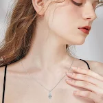 Colar feminino de prata com design moderno e moissanita em gota, perfeito para um toque de sofisticação e elegância em seu visual. — foto 9