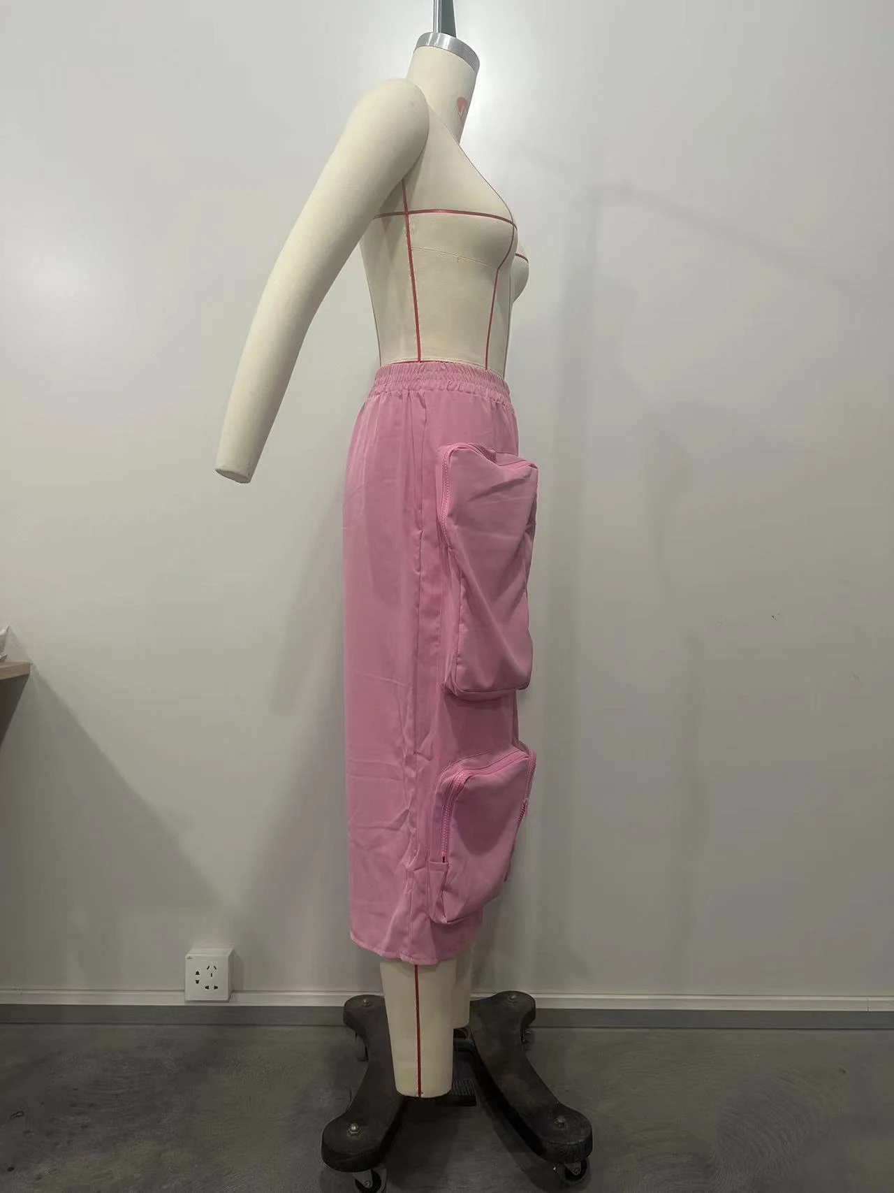 Saia cargo solta com múltiplos bolsos, costura com zíper e bolso grande, perfeita para um visual casual e prático. — foto 17