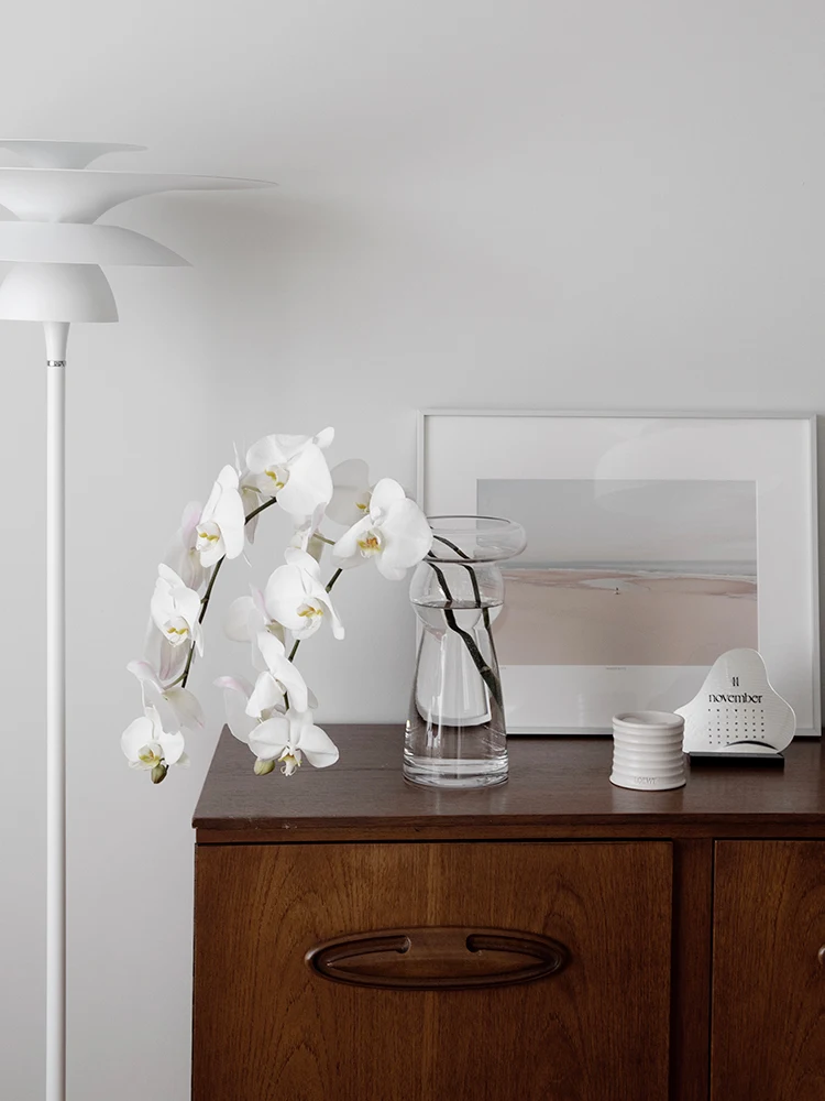 Water and flower arrangement in a vase, perfect for home decor and special occasions, bringing natural beauty and a refr — photo 2