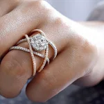 Anel de noivado feminino com banho de ouro rosa e efeito dicróico. Joia elegante e sofisticada para celebrar o amor e o compromisso. — foto 2