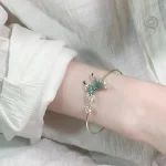 Vintage Mori stijl vlinderarmband, een charmant en delicaat sieraad. Perfect accessoire voor een bohemien en romantische look, ideaal voor elke gelegenheid. — foto 7
