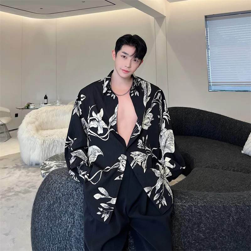 Camisa Preta Masculina Manga Longa Solta e Despojada com Fragmentos Florais para Conforto e Estilo Relaxado. — foto 3