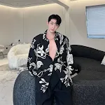 Camisa Preta Masculina Manga Longa Solta e Despojada com Fragmentos Florais para Conforto e Estilo Relaxado. — foto 3