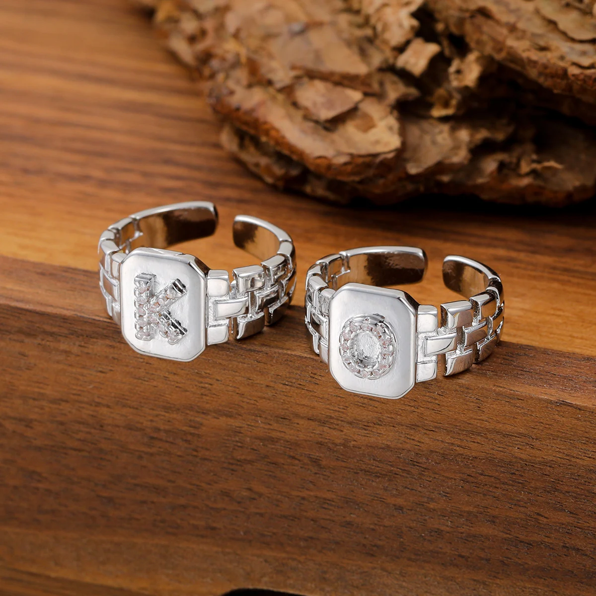 Anel de letras de zircônia com incrustações de cobre Vintage desgastado Adicione um toque vintage elegante e personalizado ao seu visual ou presenteie alguém especial. — foto 23