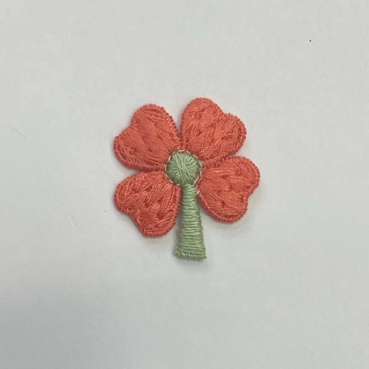 Patch bordado de trevo de quatro folhas com flores pequenas. Adesivo de tecido para roupas e acessórios. Adicione sorte e charme ao seu visual. — foto 11