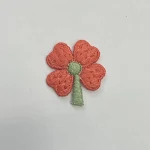Patch bordado de trevo de quatro folhas com flores pequenas. Adesivo de tecido para roupas e acessórios. Adicione sorte e charme ao seu visual. — foto 11
