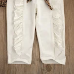 Conjunto top estampado e calças lisas, perfeito para um visual elegante e confortável. Ideal para diversas ocasiões e fácil de combinar. — foto 3