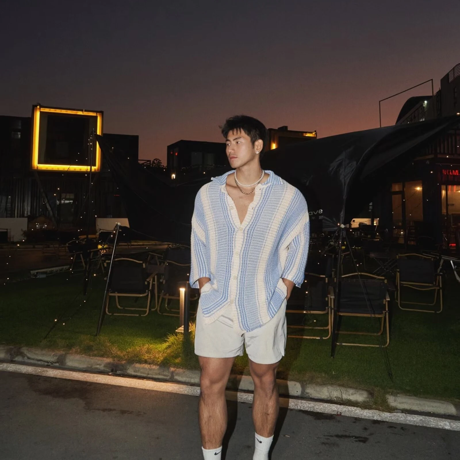 Top estivo in maglia sottile con revers ampi, casual. Fresco e leggero, perfetto per l'estate. Stile rilassato e confortevole per le giornate calde. — foto 6