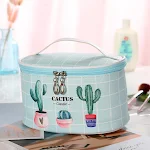 Bolsa cosmética com estampa de cacto de desenho animado, xadrez criativo. Perfeita para organizar maquiagem, prática para viagens e uso diário. — foto 4