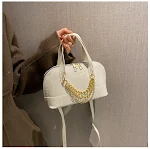 Bolsa de ombro com padrão de pedra e corrente, para uma personalidade marcante. Leve seus itens essenciais com estilo e sofisticação. — foto 12