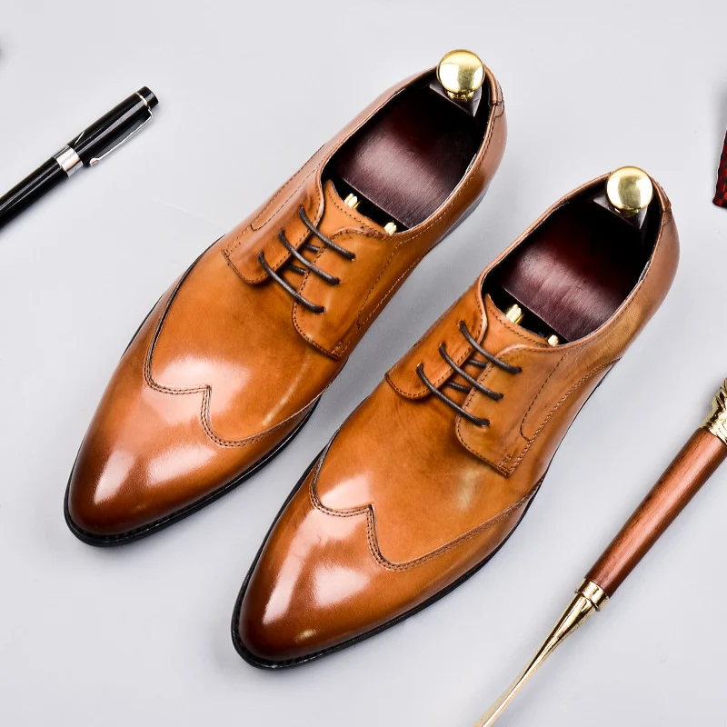 Britse business schoenen voor heren. Stijlvolle leren schoenen voor op kantoor. Duurzaamheid en comfort voor een representatieve uitstraling. — foto 3