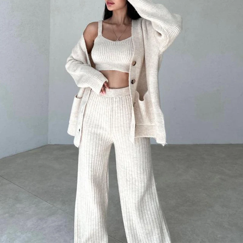 Completo tre pezzi stile europeo e americano, composto da cardigan con bottoni, gilet, pantaloni e maglione in tinta unita. Comfort e stile assicurati. — foto 1