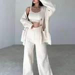 Completo tre pezzi stile europeo e americano, composto da cardigan con bottoni, gilet, pantaloni e maglione in tinta unita. Comfort e stile assicurati. — foto 1