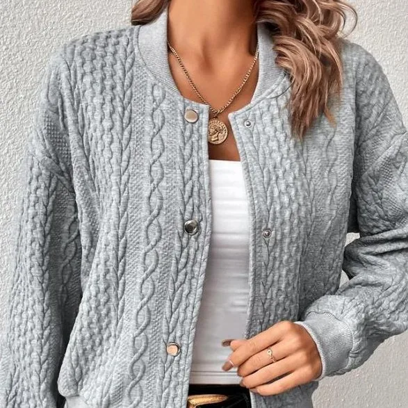 Top confortevole e ampio in jacquard, collo alto e monopetto. Perfetto per un look casual chic, offre comfort e stile in ogni occasione. — foto 4