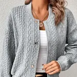 Top confortevole e ampio in jacquard, collo alto e monopetto. Perfetto per un look casual chic, offre comfort e stile in ogni occasione. — foto 4