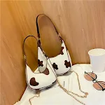 Bolsa mensageiro de transporte sob o braço, discreta e segura. Ideal para carregar seus pertences essenciais com conforto e praticidade. — foto 5