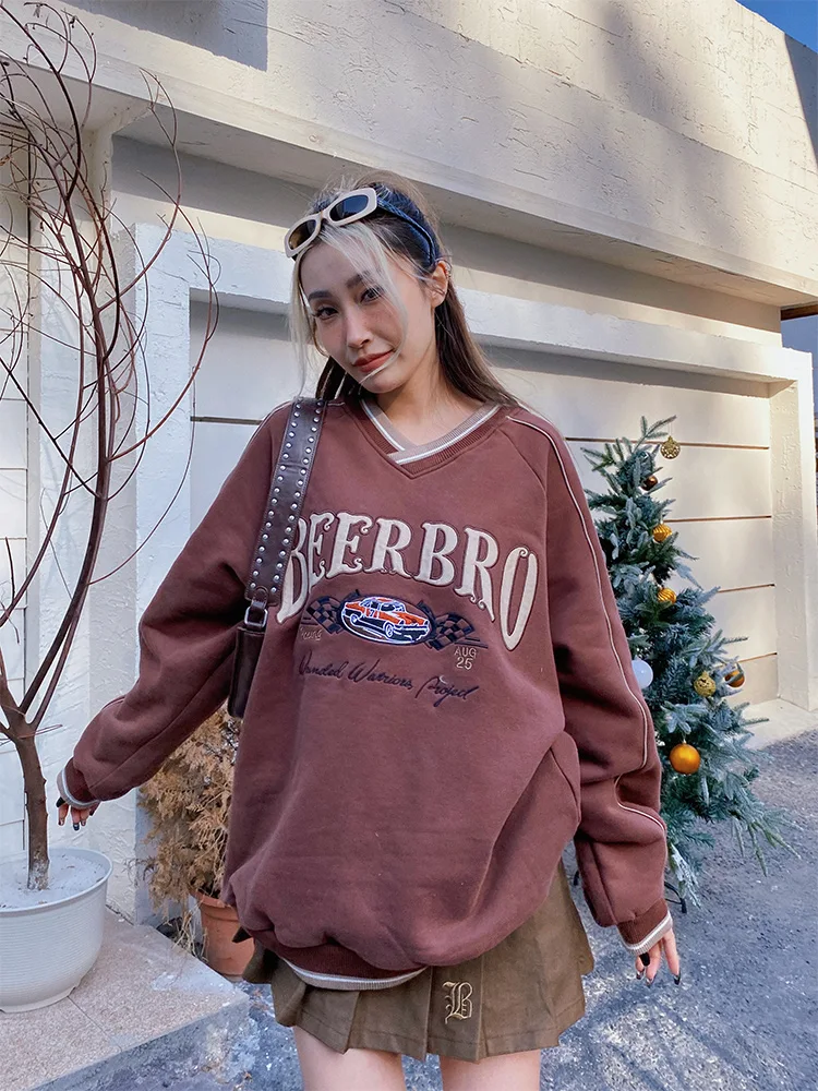 Top bordado Racing Street Style contrastante com decote em V — foto 4