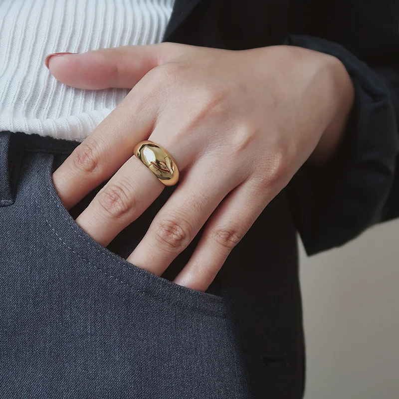 Anel Curvado Largo e Estreito Feminino em Aço Titânio Dourado Criativo, Design Elegante e Moderno. Perfeito para um Toque Sofisticado. — foto 1