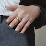 Anel Curvado Largo e Estreito Feminino em Aço Titânio Dourado Criativo, Design Elegante e Moderno. Perfeito para um Toque Sofisticado. — foto 1