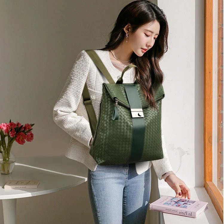 Mochila casual de couro macio, minimalista e estilo preppy. Perfeita para moda e uso diário, leve, confortável e com design moderno. — foto 13