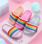 Kinder Regenbogen Hausschuhe, weich und bunt. Bieten Komfort und Freude beim Gehen. Ideal für Zuhause und zum Spielen. Warme und fröhliche Pantoffeln. — foto 7