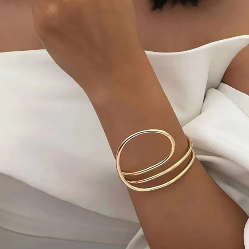 Pulseira geométrica aberta feminina elegante, um acessório moderno. Adicione um toque sofisticado ao seu visual diário com esta pulseira que complementa seu estilo. — foto 3