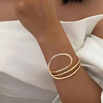 Pulseira geométrica aberta feminina elegante, um acessório moderno. Adicione um toque sofisticado ao seu visual diário com esta pulseira que complementa seu estilo. — foto 3